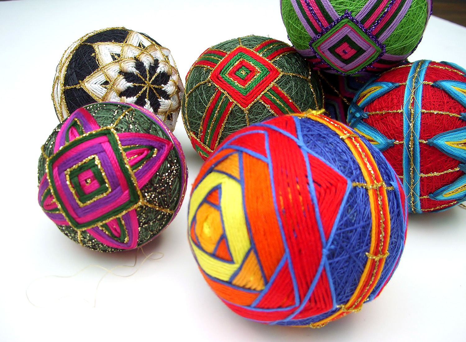 temari-balls-02.jpg